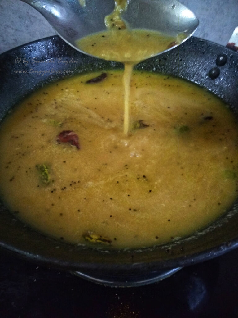 simmering tok dal on flame